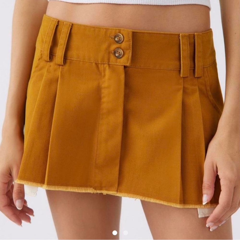 Low rise mini skirt from urban!NEW WITH TAG, NEVER WORN!
-subtle a-line fit